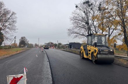 На трассе М-03 в Харьковской области ремонтируют участок дороги вблизи Валок