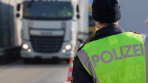 У Німеччині затримали водія вантажівки підозрюваного в підпалі чотирьох фур на парковці