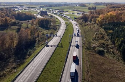 Литва внедряет Via Toll: для оплаты проезда по дорогам перевозчикам будет достаточно смартфона
